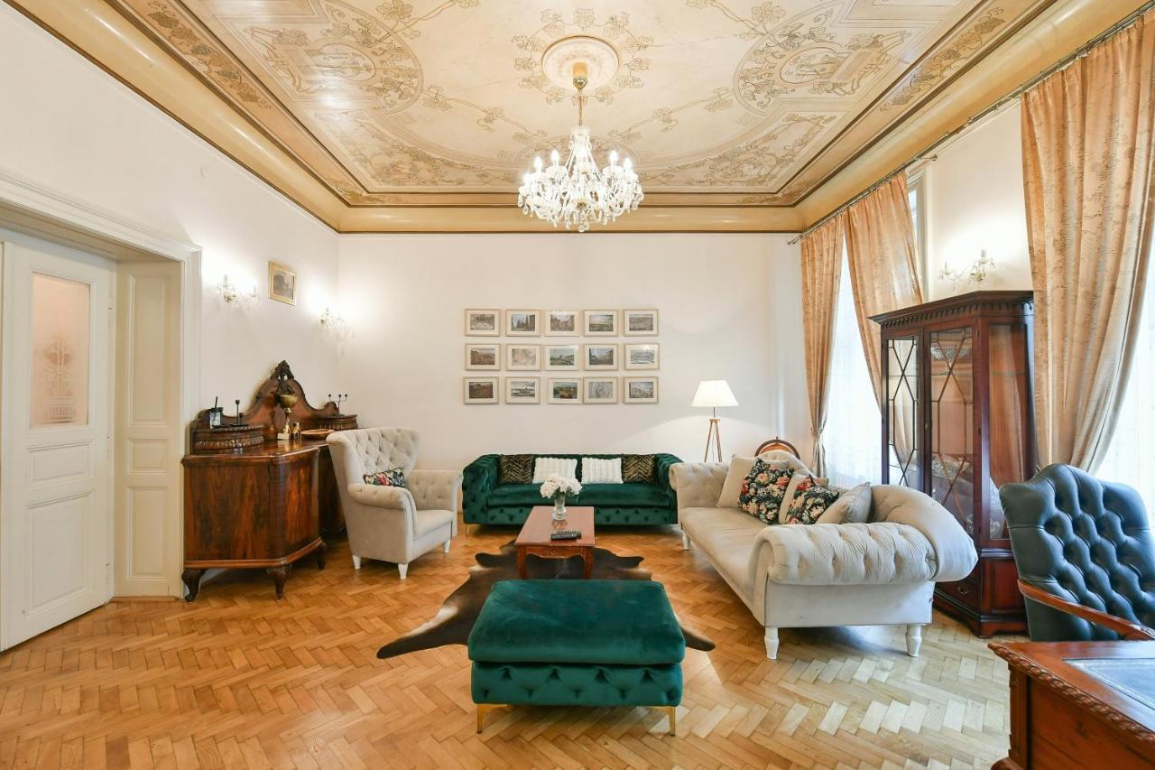 Stunning Charles Bridge Apartment Прага Экстерьер фото