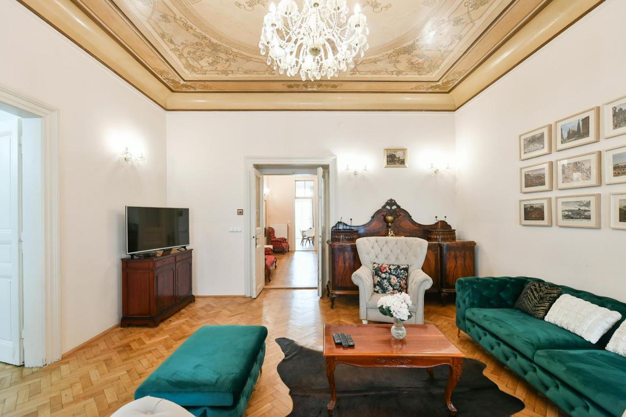 Stunning Charles Bridge Apartment Прага Экстерьер фото