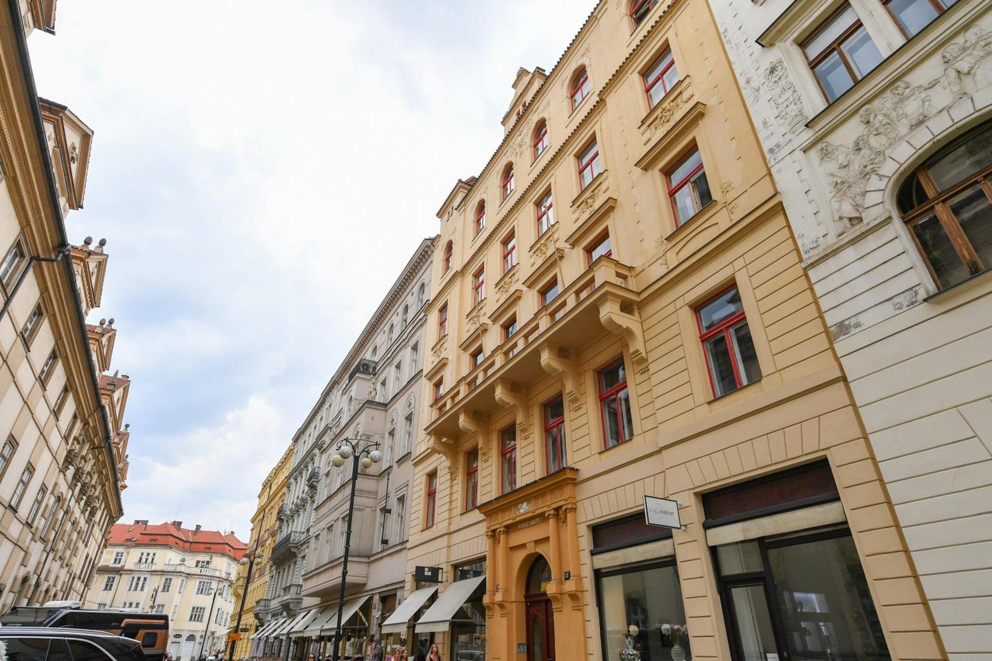 Stunning Charles Bridge Apartment Прага Экстерьер фото