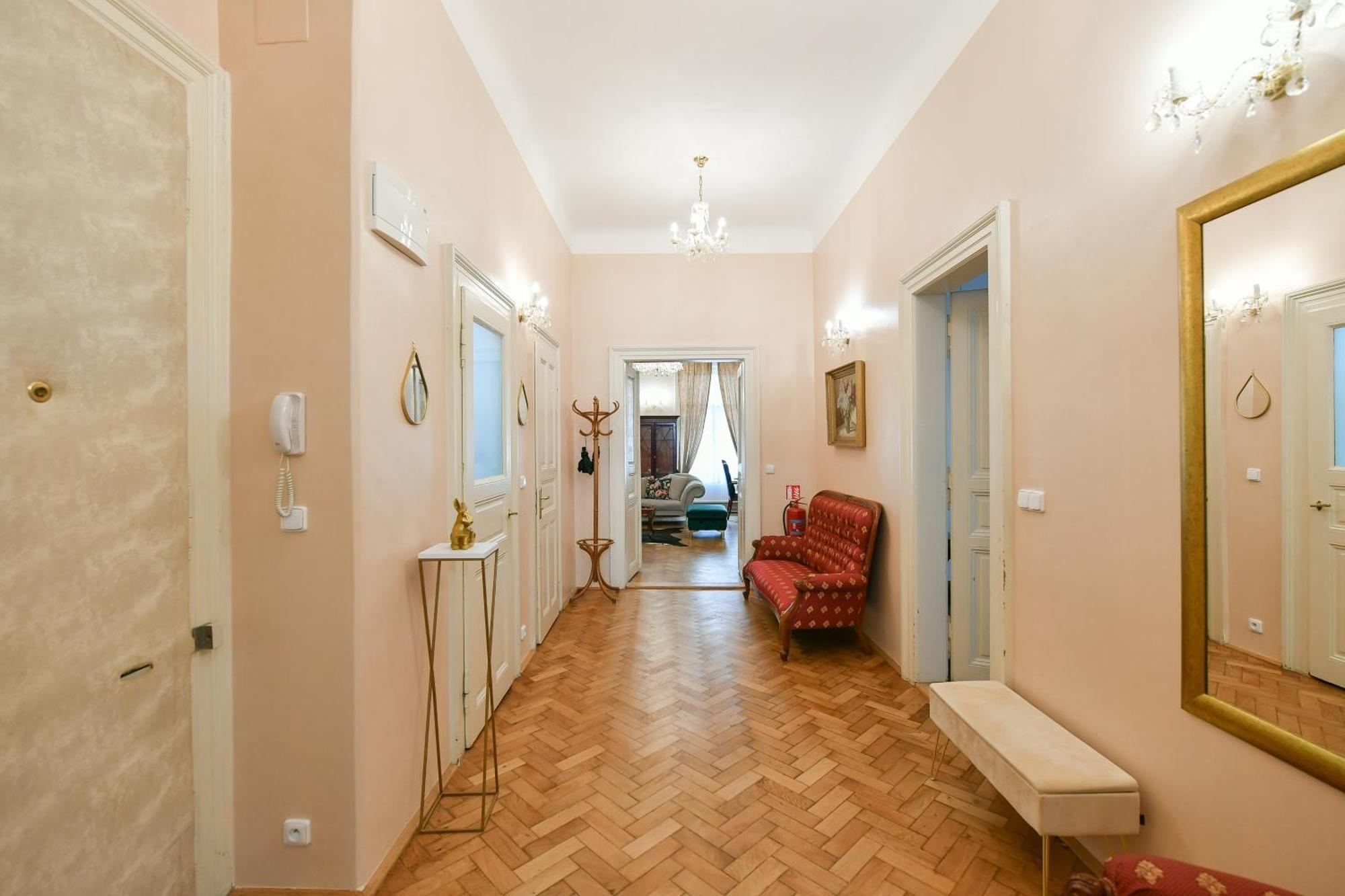 Stunning Charles Bridge Apartment Прага Экстерьер фото