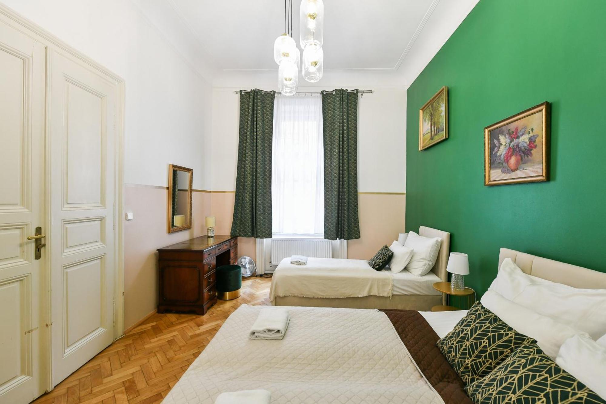 Stunning Charles Bridge Apartment Прага Экстерьер фото