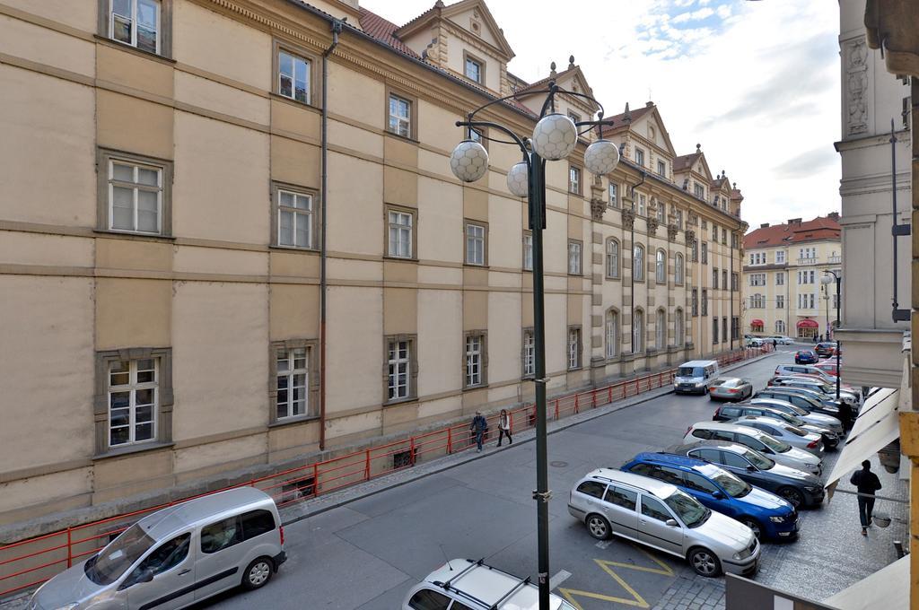 Stunning Charles Bridge Apartment Прага Экстерьер фото